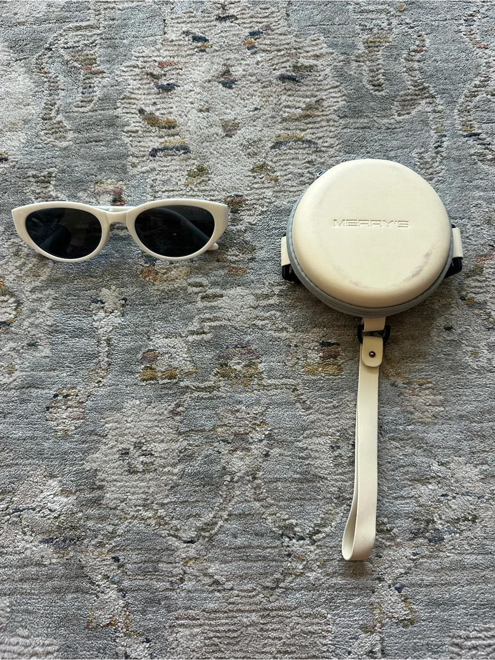 Merry’sWhite Collapsible Sunglasses with Case